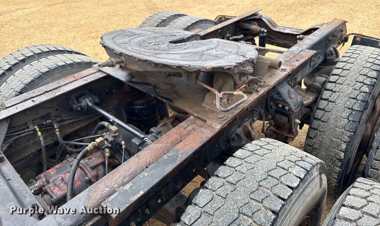 image for item EM2331 1994 Mack CH613 semi truck