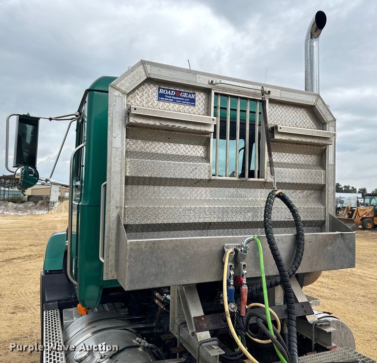 image for item EM2331 1994 Mack CH613 semi truck