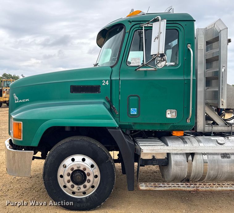 image for item EM2331 1994 Mack CH613 semi truck