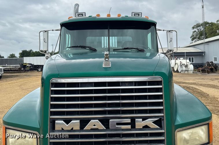 image for item EM2331 1994 Mack CH613 semi truck