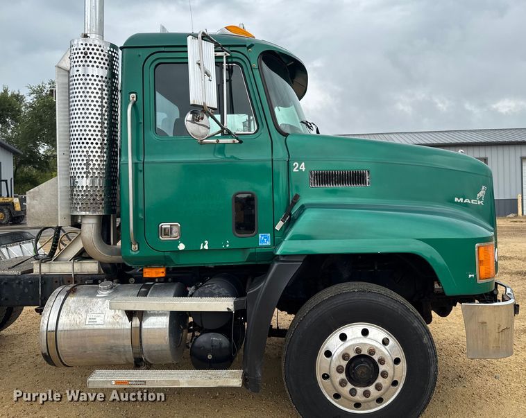 image for item EM2331 1994 Mack CH613 semi truck
