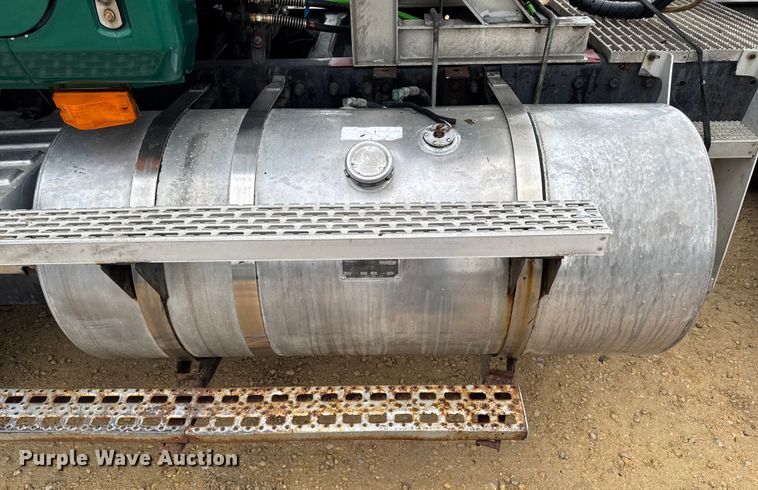 image for item EM2331 1994 Mack CH613 semi truck