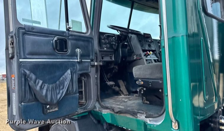 image for item EM2331 1994 Mack CH613 semi truck