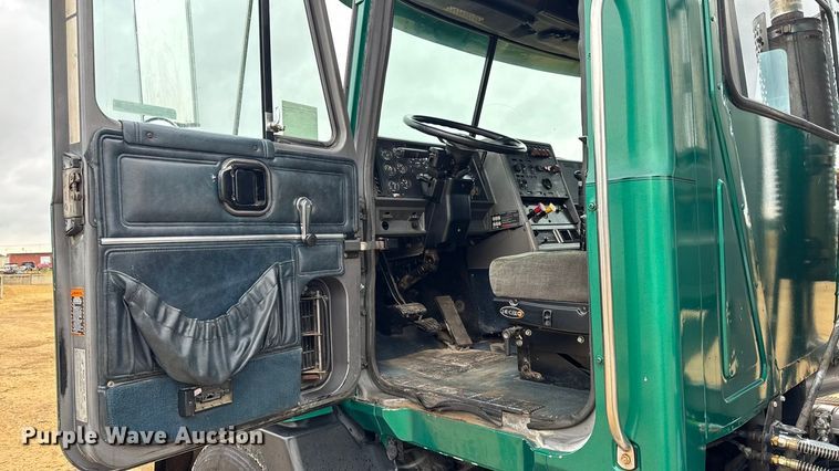 image for item EM2331 1994 Mack CH613 semi truck