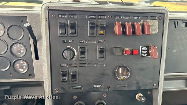 image for item EM2331 1994 Mack CH613 semi truck