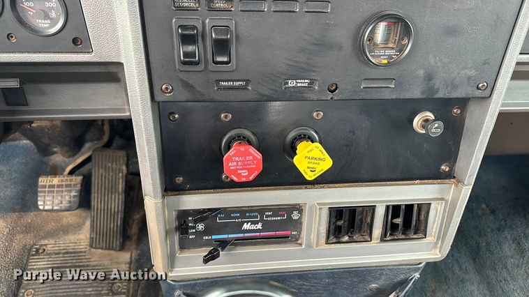 image for item EM2331 1994 Mack CH613 semi truck