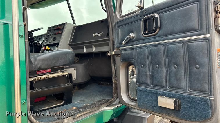 image for item EM2331 1994 Mack CH613 semi truck