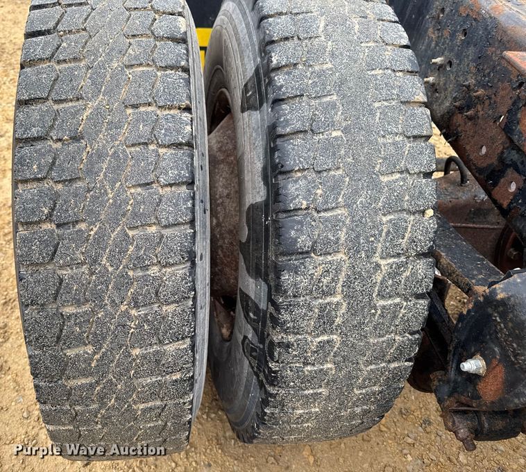 image for item EM2331 1994 Mack CH613 semi truck