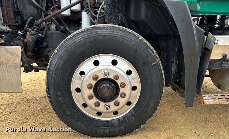 image for item EM2331 1994 Mack CH613 semi truck