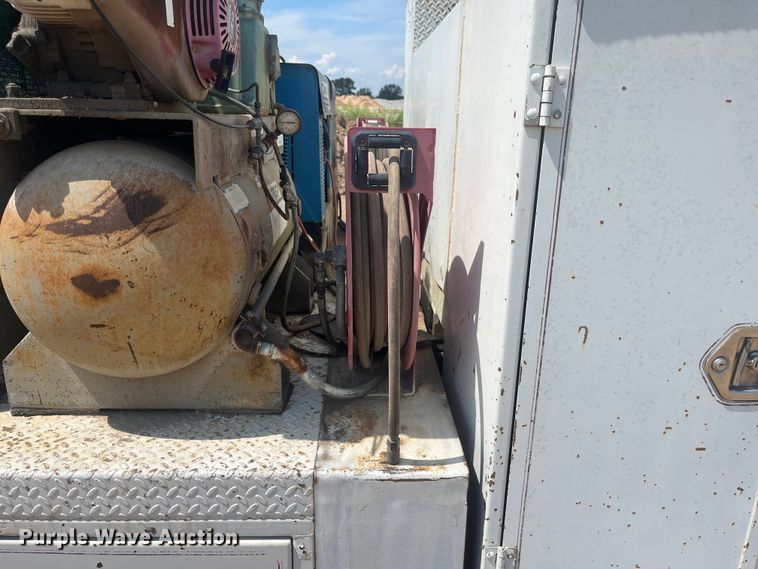 image for item EN5521 2007 International 4300 utility / service truck