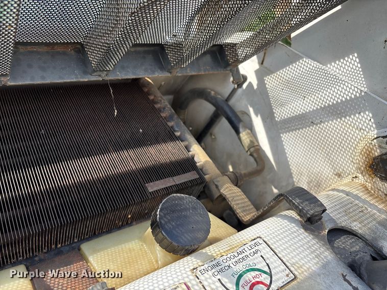 image for item EN5555 2000 Bobcat 773 skid steer loader