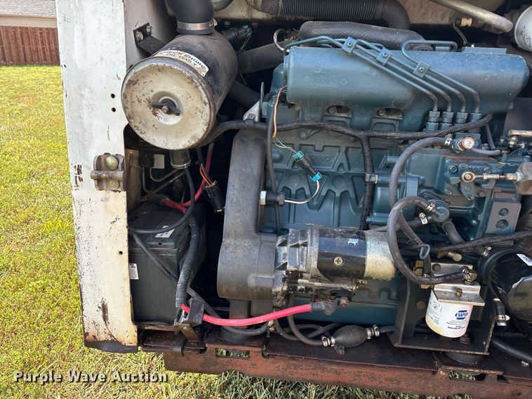 image for item EN5555 2000 Bobcat 773 skid steer loader