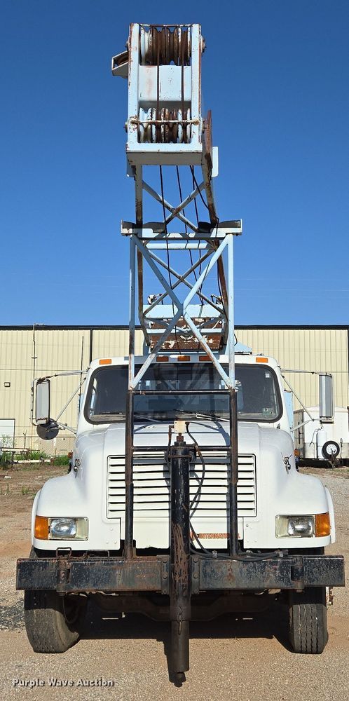image for item EN8296 1990 International 4900 drilling rig truck