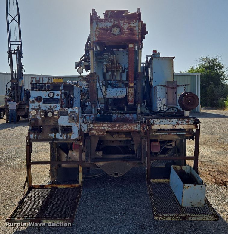 image for item EN8296 1990 International 4900 drilling rig truck