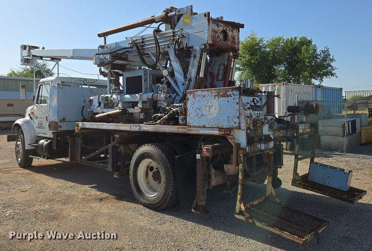 image for item EN8296 1990 International 4900 drilling rig truck