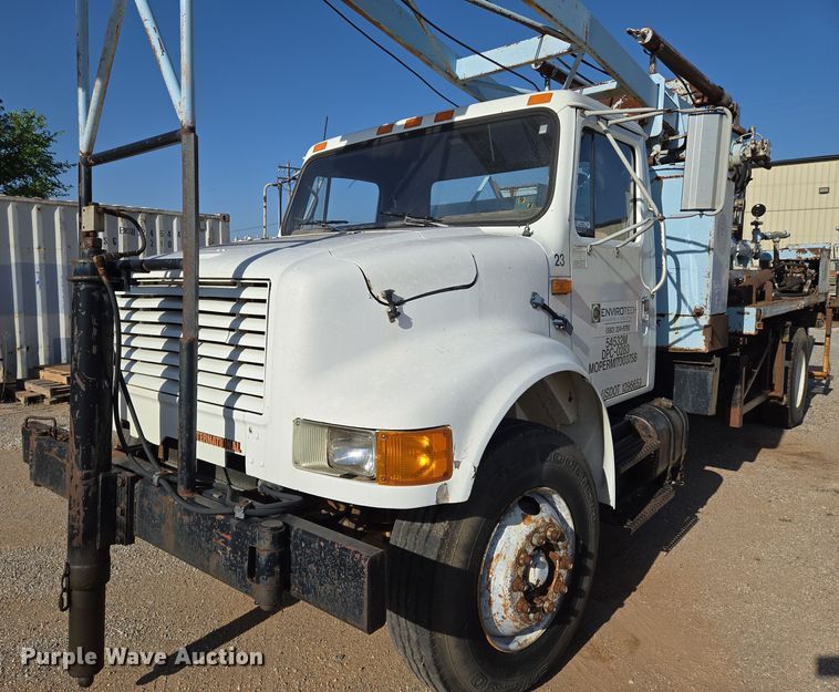 image for item EN8296 1990 International 4900 drilling rig truck