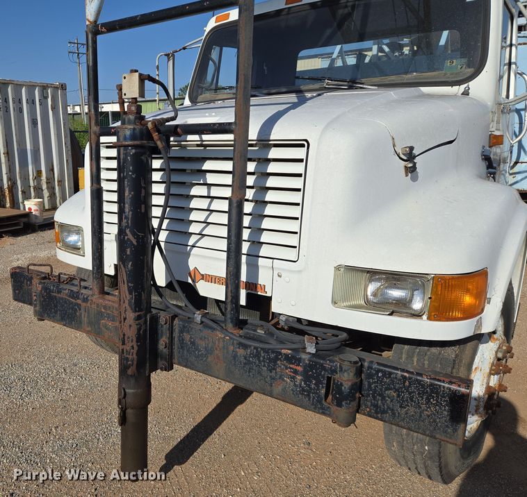 image for item EN8296 1990 International 4900 drilling rig truck