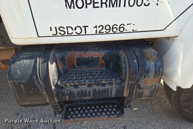 image for item EN8296 1990 International 4900 drilling rig truck