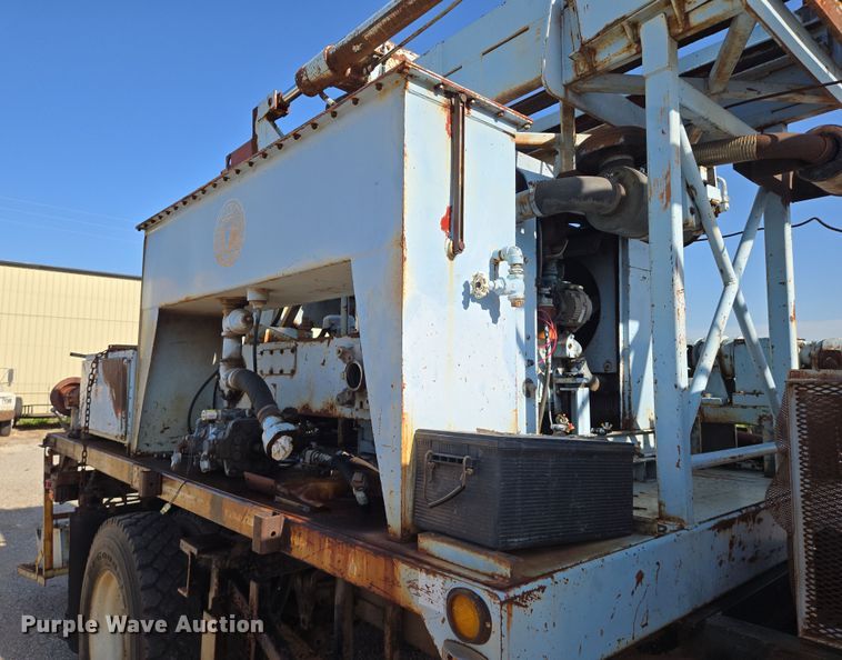 image for item EN8296 1990 International 4900 drilling rig truck