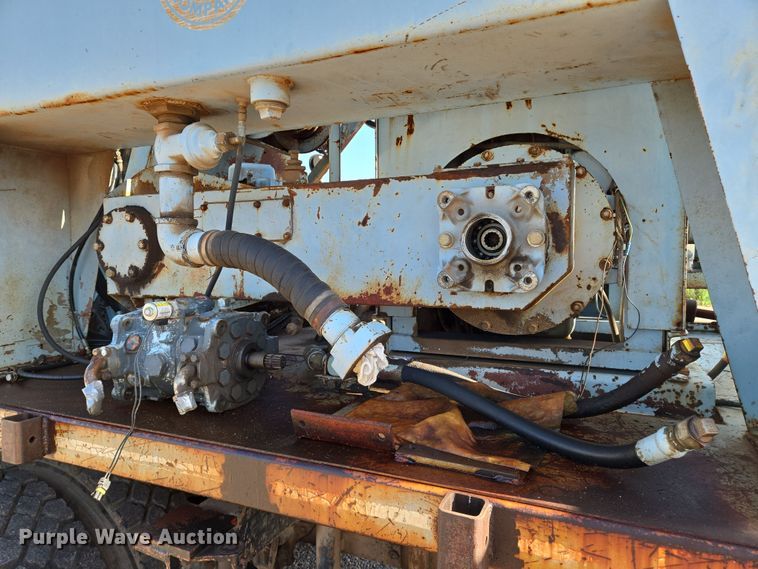 image for item EN8296 1990 International 4900 drilling rig truck