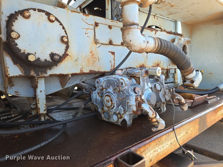 image for item EN8296 1990 International 4900 drilling rig truck