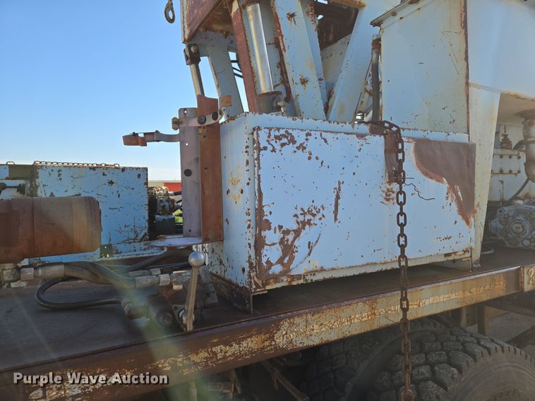 image for item EN8296 1990 International 4900 drilling rig truck
