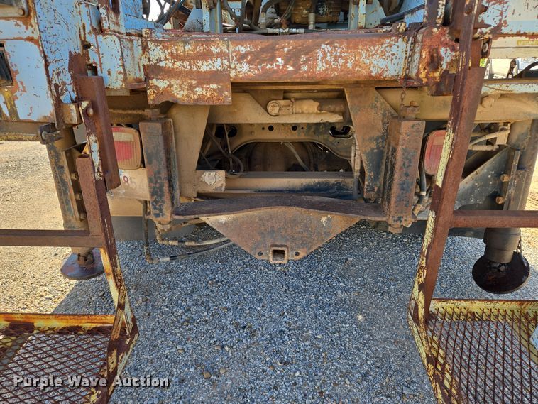 image for item EN8296 1990 International 4900 drilling rig truck