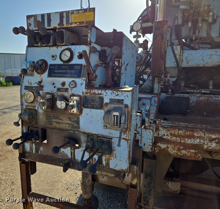 image for item EN8296 1990 International 4900 drilling rig truck