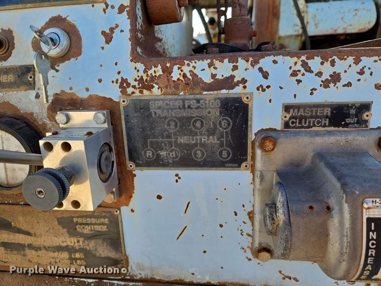 image for item EN8296 1990 International 4900 drilling rig truck