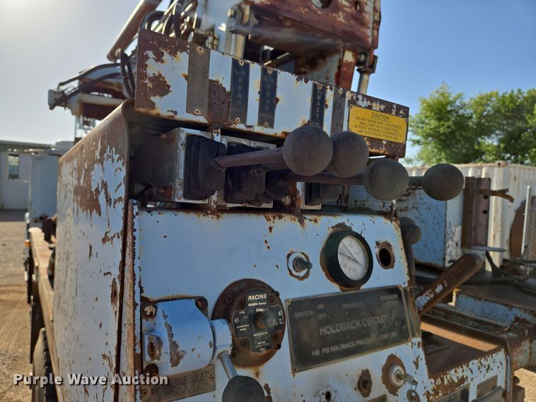 image for item EN8296 1990 International 4900 drilling rig truck