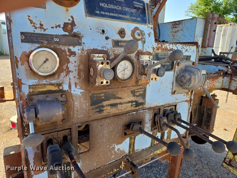 image for item EN8296 1990 International 4900 drilling rig truck