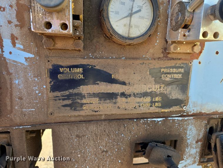 image for item EN8296 1990 International 4900 drilling rig truck