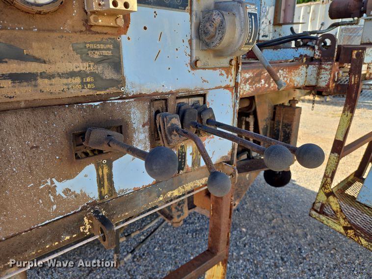 image for item EN8296 1990 International 4900 drilling rig truck