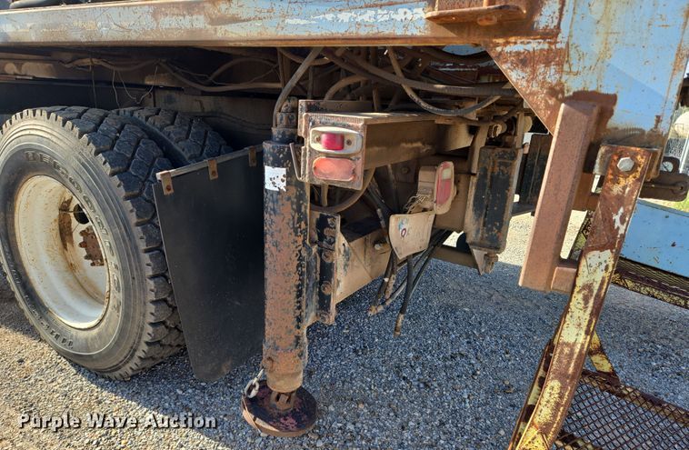 image for item EN8296 1990 International 4900 drilling rig truck