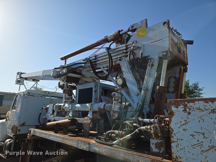 image for item EN8296 1990 International 4900 drilling rig truck