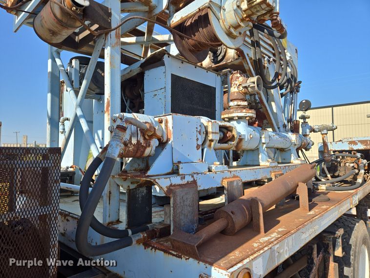 image for item EN8296 1990 International 4900 drilling rig truck