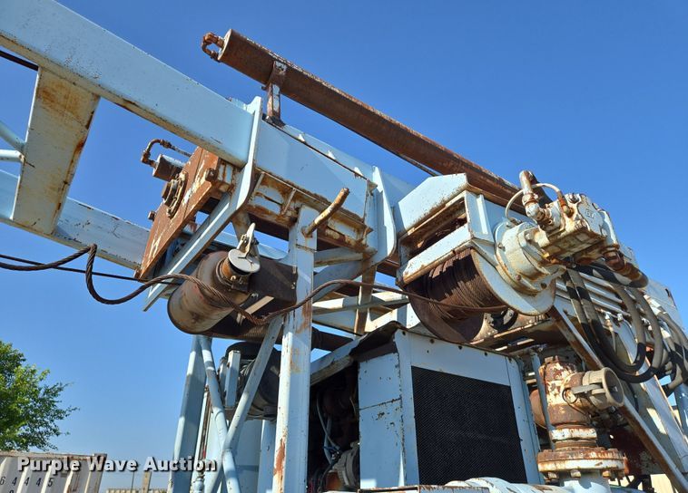 image for item EN8296 1990 International 4900 drilling rig truck