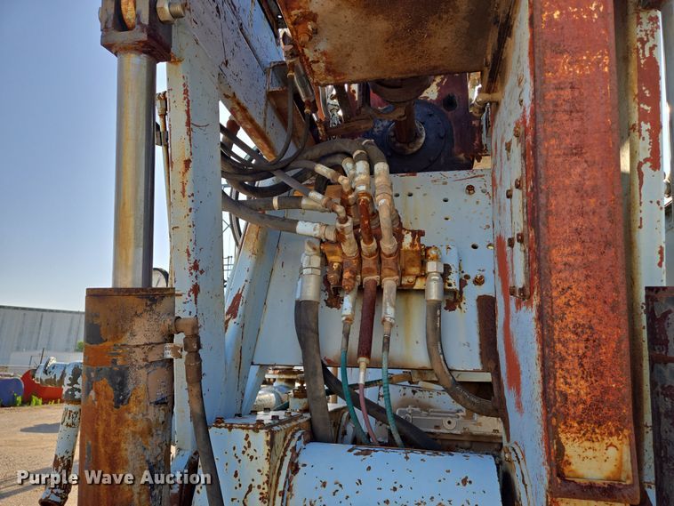 image for item EN8296 1990 International 4900 drilling rig truck