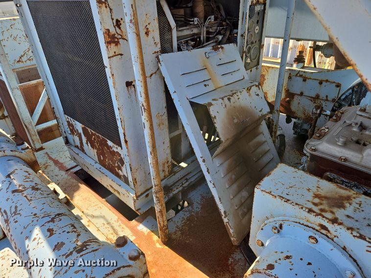 image for item EN8296 1990 International 4900 drilling rig truck