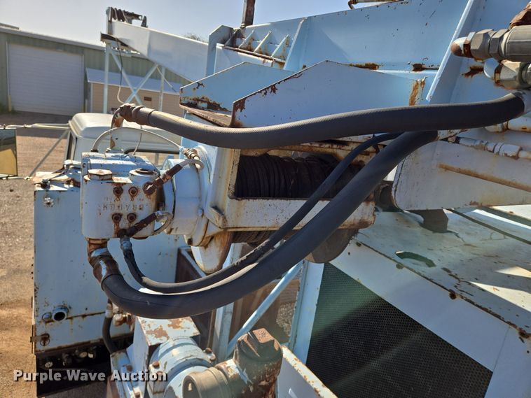 image for item EN8296 1990 International 4900 drilling rig truck