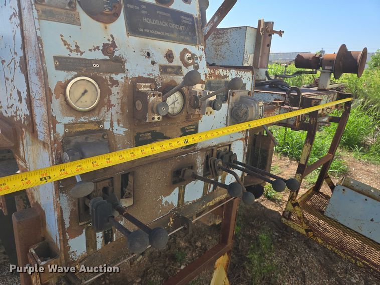 image for item EN8296 1990 International 4900 drilling rig truck