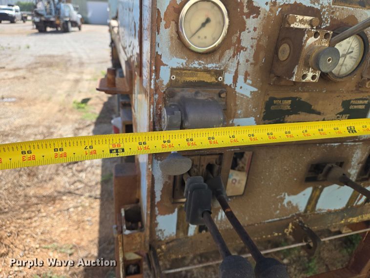 image for item EN8296 1990 International 4900 drilling rig truck