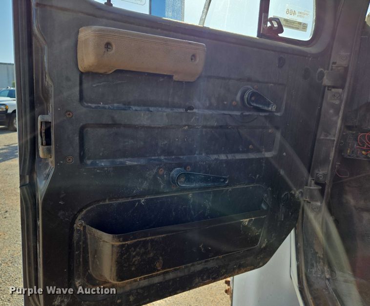 image for item EN8296 1990 International 4900 drilling rig truck