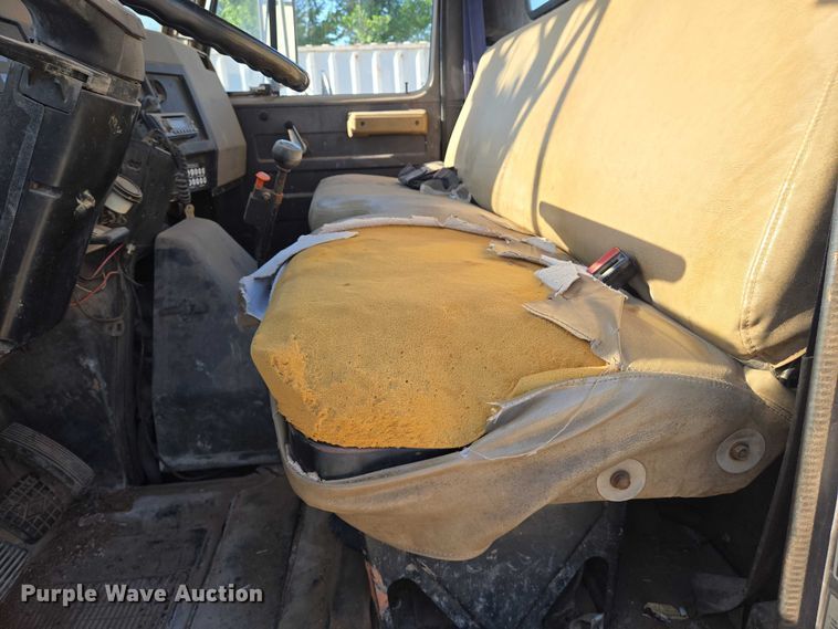 image for item EN8296 1990 International 4900 drilling rig truck