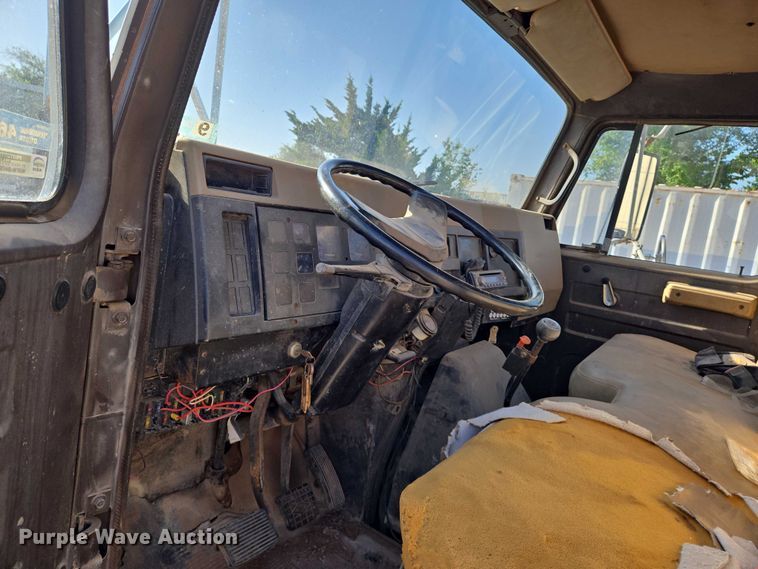 image for item EN8296 1990 International 4900 drilling rig truck