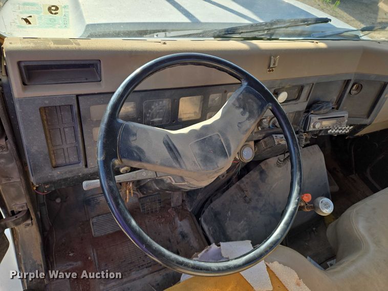 image for item EN8296 1990 International 4900 drilling rig truck