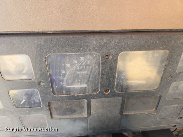 image for item EN8296 1990 International 4900 drilling rig truck