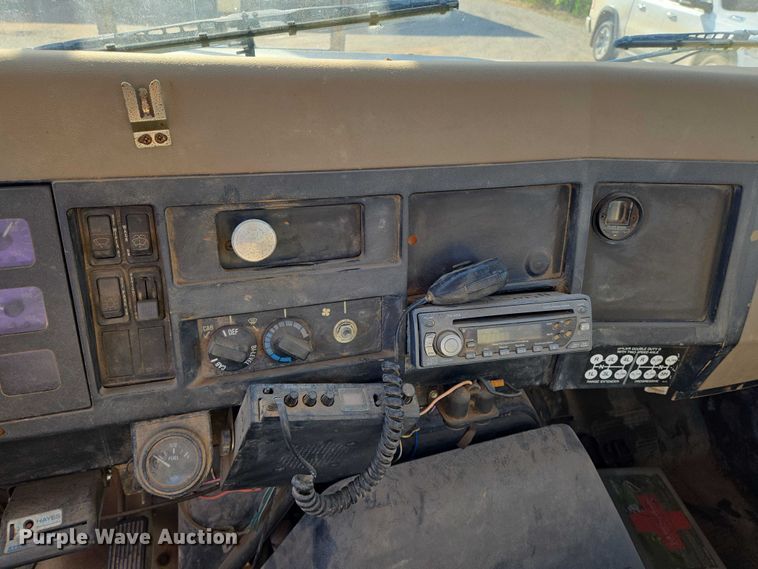 image for item EN8296 1990 International 4900 drilling rig truck