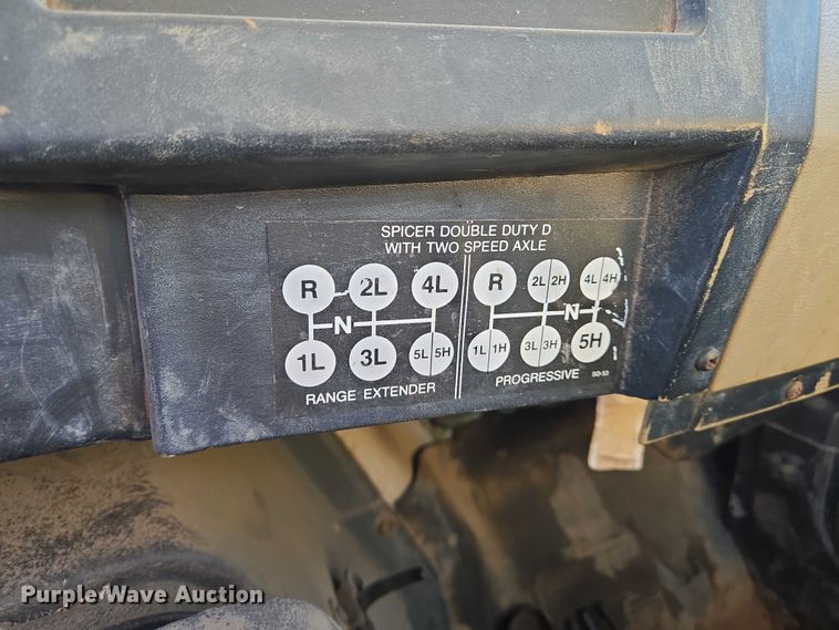 image for item EN8296 1990 International 4900 drilling rig truck