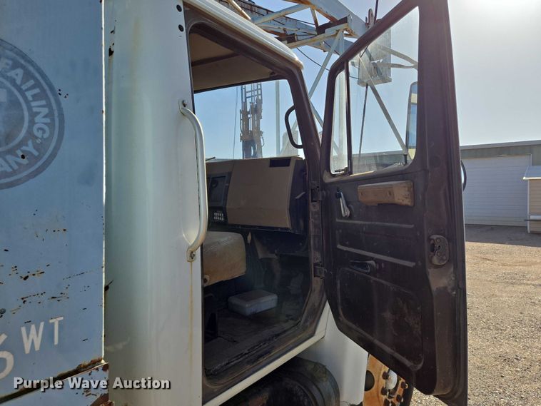 image for item EN8296 1990 International 4900 drilling rig truck